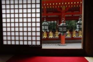 Lanternes de bronze au sanctuaire Kasuga Taisha, Nara, Japon