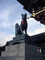 Le renard du sanctuaire Fushimi Inari, Kyoto, Japon