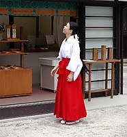 Servante du sanctuaire Shimogamo, Kyoto, Japon